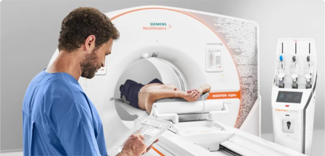 Technologist reviewing imaging results with patient in Siemens scanner representing Miami medical imaging solutions